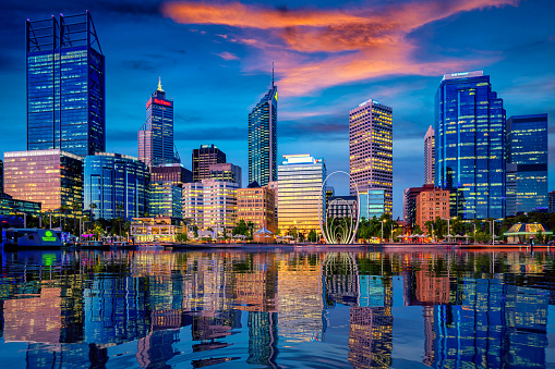 Atardecer en la ciudad de Perth con edificio y río photo