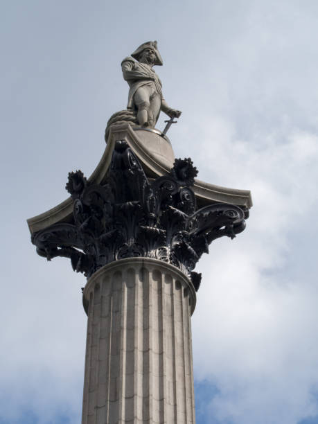 colonna dell'ammiraglio nelson, trafalgar square, londra - il monumento di nelson foto e immagini stock