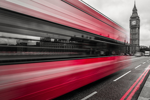 Londres – conducir autobús en el puente de Westminster photo