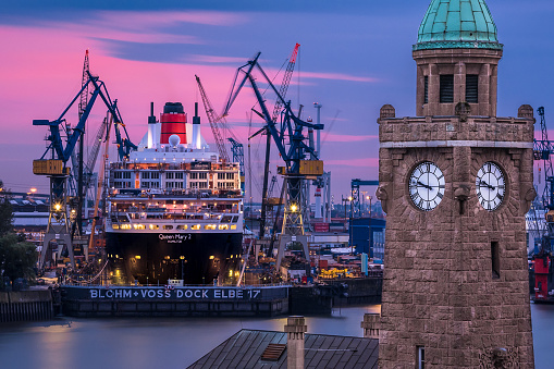 Queen Mary 2 eingedockt BEI Blohm + Voss photo