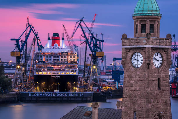 Queen Mary 2 eingedockt bei Blohm + Voss