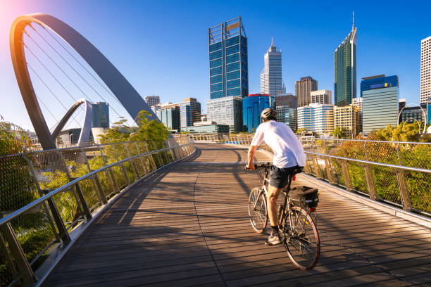 un uomo in bicicletta su un ponte di elisabetta nella citt�à di perth - motorcycle biker sport city foto e immagini stock