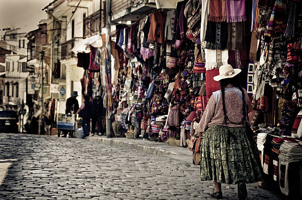 calle de la paz, bolivia - bolivian culture fotografías e imágenes de stock