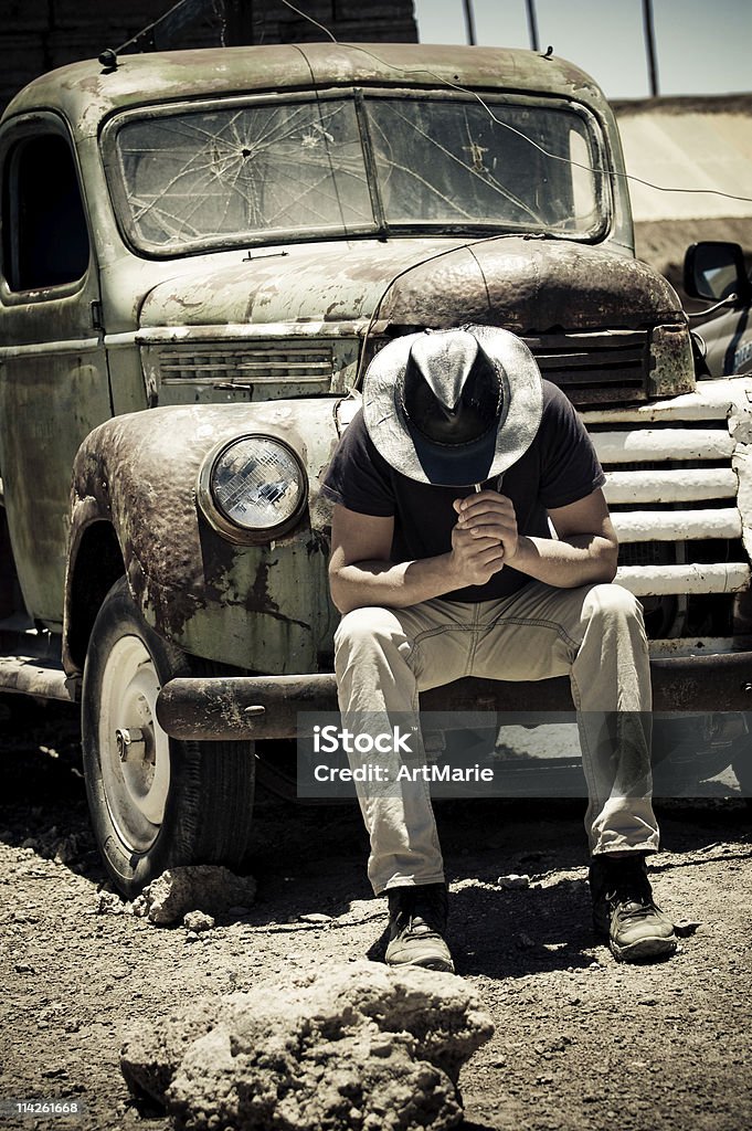 Homme assis sur son rouillé voiture - Photo de A l'abandon libre de droits
