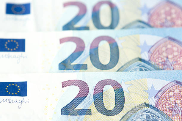 primo piano di nuova banconota di venti euro sfondo - european union euro note european union currency paper currency five euro banknote foto e immagini stock