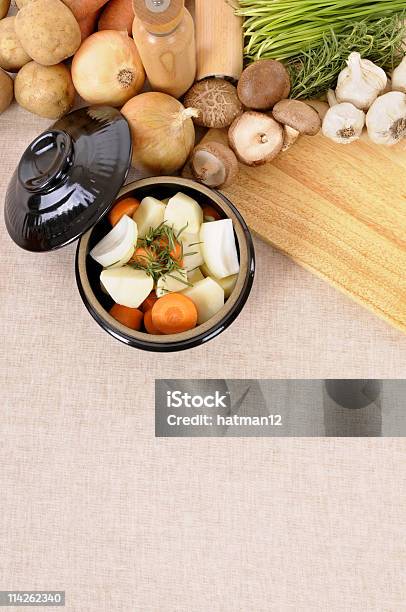 Foto de Cozido De Carne Com Legumes Orgânicos e mais fotos de stock de Alho - Alho, Alimentação Saudável, Caçarola - Prato Principal