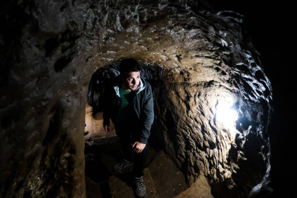 uomo sotto il tunnel - men male military beautiful foto e immagini stock