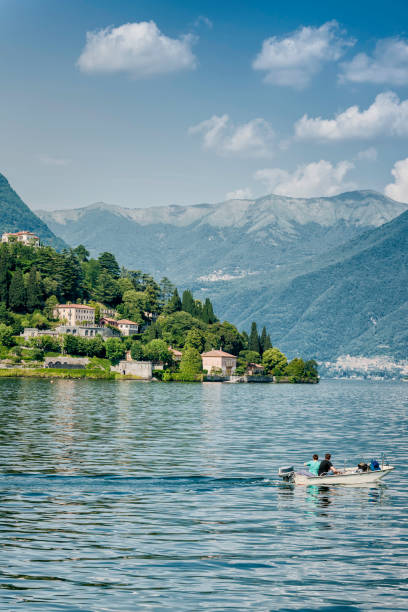 le plus beau lac du monde, le lac de côme. - como mountain horizon landscape photos et images de collection