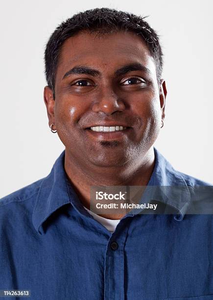 Prawdziwy Ludzie Portret Uśmiech Młody Indyjski Amerykański Człowiek - zdjęcia stockowe i więcej obrazów Brązowy