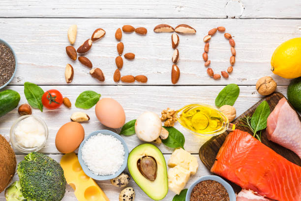 concept de régime de keto. alimentation cétogène. fond équilibré de nourriture faible en glucides. légumes, poisson, viande, fromage, noix - régime cétogène photos et images de collection