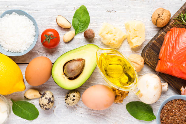 alimentos saludables bajo en carbohidratos keto dieta cetogénica. alto omega 3, buena grasa y productos proteicos sobre fondo de madera blanca - dieta paleolítica fotografías e imágenes de stock