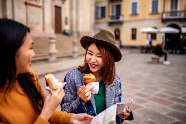 ciesząc się włoski brioche. - italian culture pastry food rome zdjęcia i obrazy z banku zdjęć