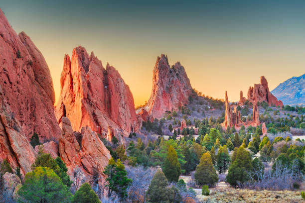 garden of the gods, colorado springs, colorado - landscape scenics nature desert foto e immagini stock