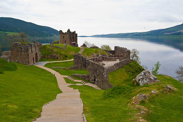 castelo de urquhart - scotland castle loch ness urquhart castle - fotografias e filmes do acervo