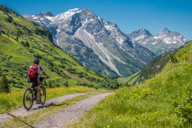 mountainbiking in the arlberg range, austria - lechtal alps imagens e fotografias de stock