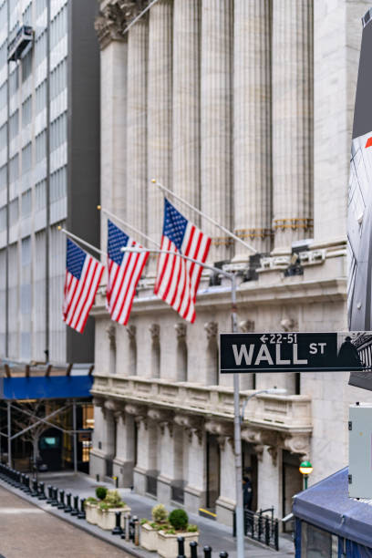 wall street - symbol finance corporate business manhattan imagens e fotografias de stock