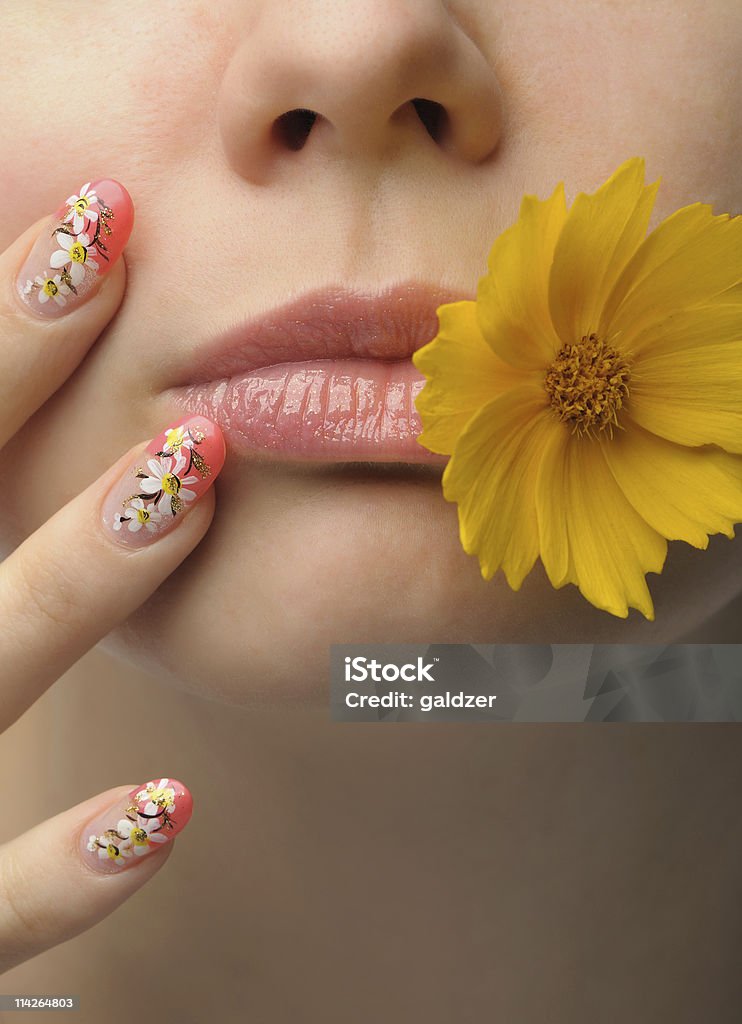 Weibliches Gesicht close und nail-art - Lizenzfrei Attraktive Frau Stock-Foto