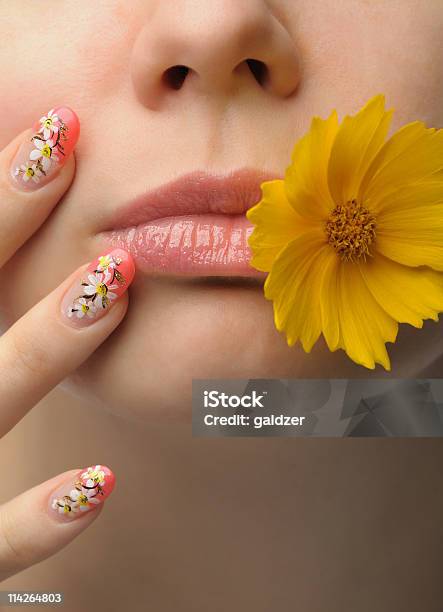 Foto de Rosto Feminino Perto E Arte Nas Unhas e mais fotos de stock de Adulto - Adulto, Amarelo, Arte em unhas