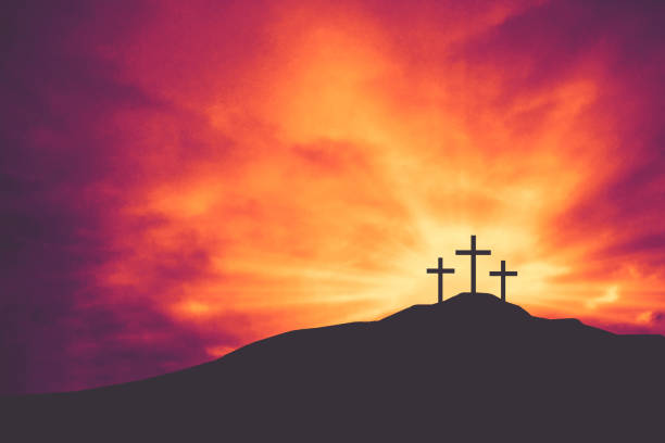 tres cruces cristianas de pascua y viernes santo en la colina del calvario con nubes coloridas en el fondo del cielo - resurrection light religion sky fotografías e imágenes de stock