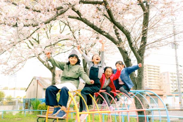 las chicas japonesas juegan en el parque - friendship park flower outdoors fotografías e imágenes de stock