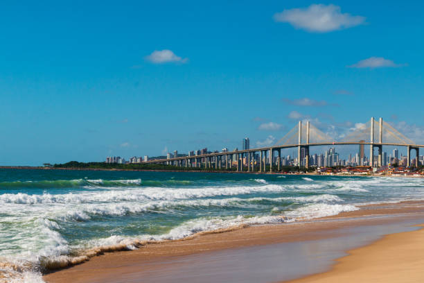 natal (brezilya) silüeti ve redinha plajından newton navarro köprüsü manzarası. - natal stok fotoğraflar ve resimler