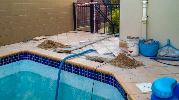 плавательный бассейн в ремонте строительства с опасным краном - susan стоковые фото и изображения