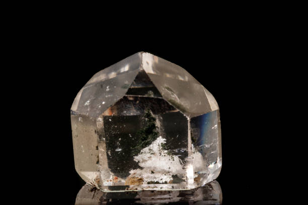 macro de uma pedra de quartzo mineral em um fundo preto - peridote - fotografias e filmes do acervo