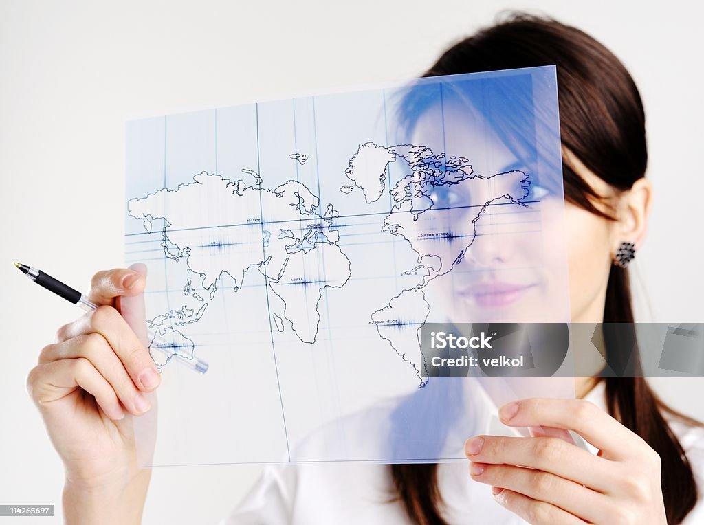 Fille avec une carte du monde - Photo de Cartographe libre de droits