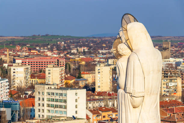 podwyższony widok na miasto haskovo, bułgaria i pomnik najświętszej matki bożej, najwyższy posąg matki boskiej na świecie - virgin records zdjęcia i obrazy z banku zdjęć