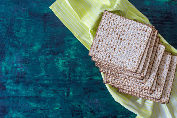 pila de matzah o matza en una mesa de madera - passover seder judaism afikoman fotografías e imágenes de stock