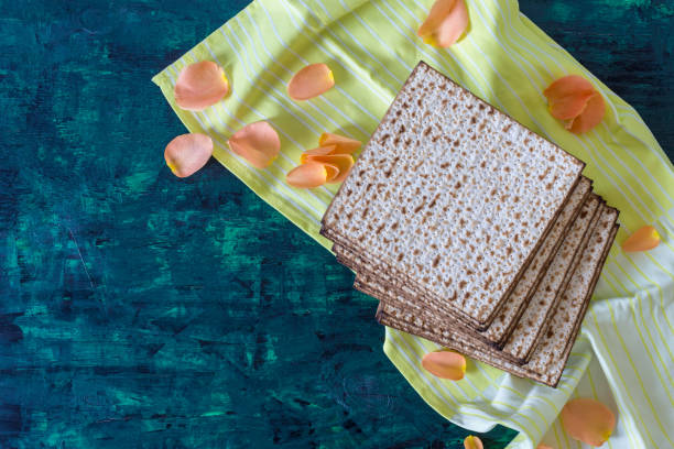 stack of matzah or matza on a wooden table - passover seder judaism afikoman imagens e fotografias de stock