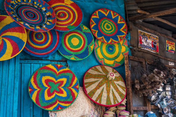 addis mercato in addis abeba, ethiopia in africa. - ethiopian culture foto e immagini stock