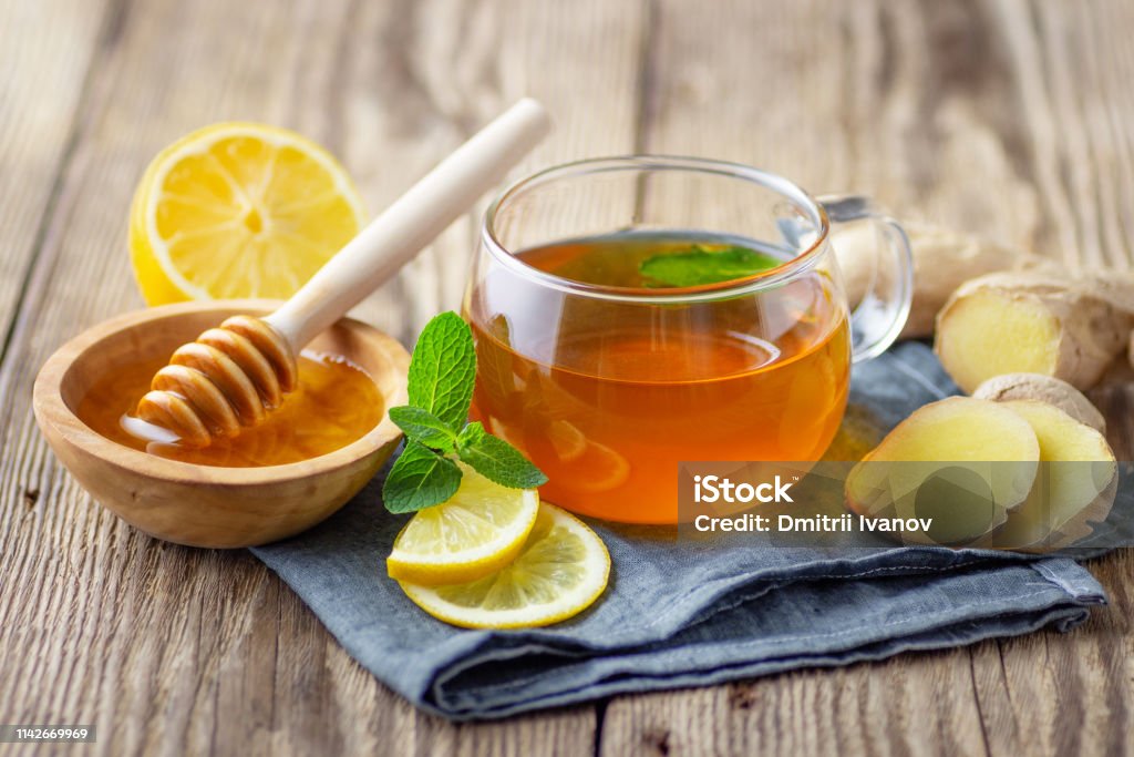 Um copo de vidro do chá com limão, hortelã e gengibre - Foto de stock de Chá - Bebida quente royalty-free