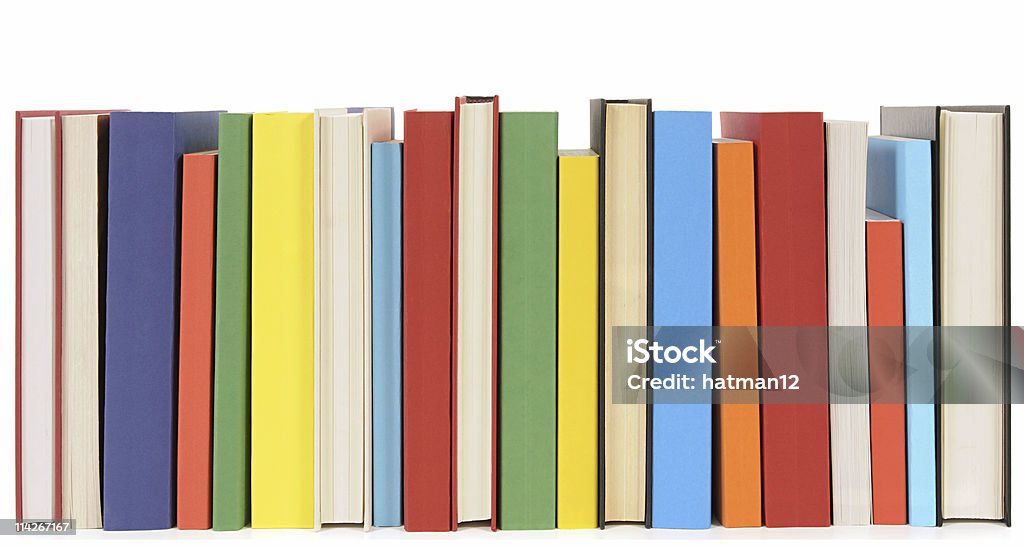 Ordinato fila di libri colorati Libro in brossura - Foto stock royalty-free di Libro