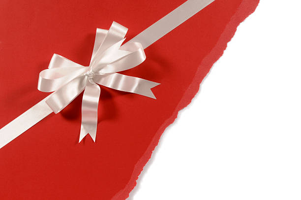 cadeau blanche avec ruban rouge et archet sur papier - christmas paper bow white christmas photos et images de collection