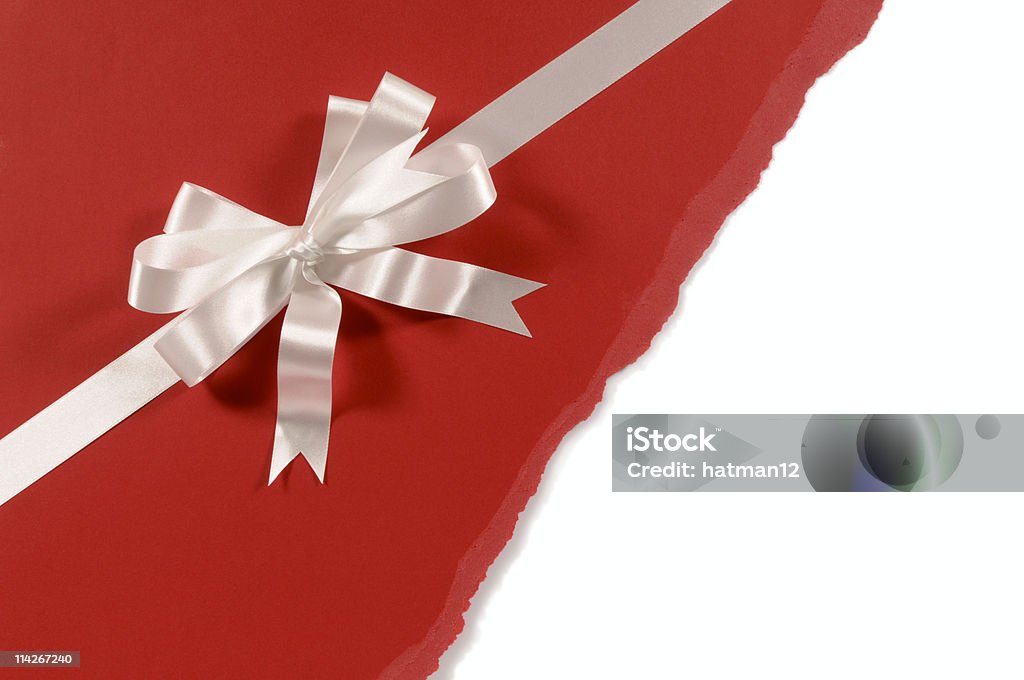 Fita de presente branca e arco em papel vermelho - Foto de stock de Papel De Embrulho - Material royalty-free