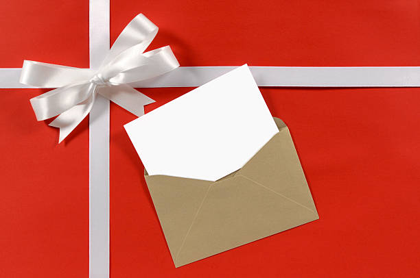 白のギフトリボンに赤い紙、ブランクカード - birthday card envelope invitation blank ストックフォトと画像
