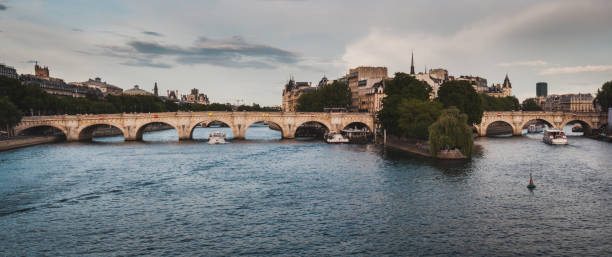пон-нейф и река сена в париже - paris france panoramic seine river bridge стоковые фото и изображения