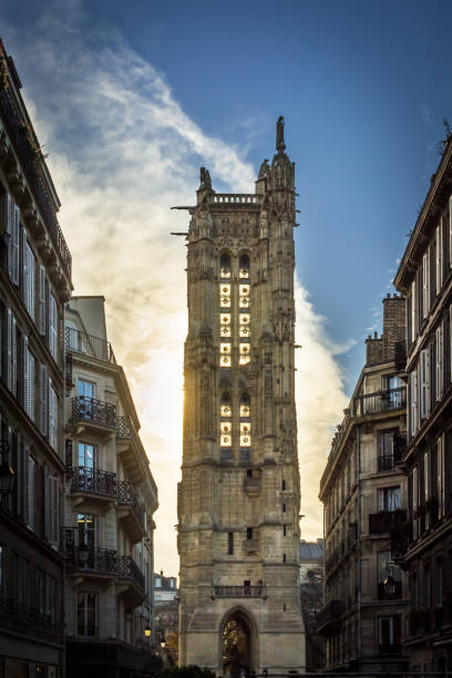 torre di san jacques nel centro di parigi - théâtre du châtelet foto e immagini stock