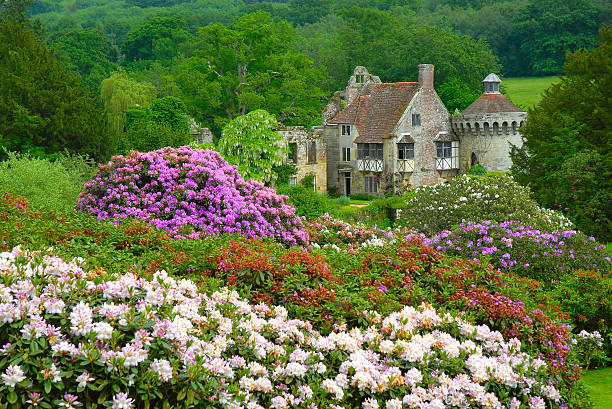 inglés castillo country scene - scotney castle kent england uk fotografías e imágenes de stock