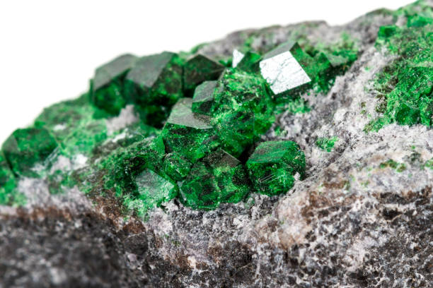 매크로 스톤 가넷 미네랄, 흰색 바탕에 바위에 있는 uvarovite - garnet precious gem gem green 뉴스 사진 이미지