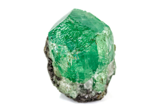makro kamień granat mineralny, uvarovite w skale na białym tle - garnet precious gem gem green zdjęcia i obrazy z banku zdjęć