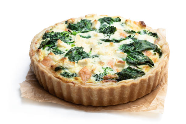 quiche di salmone crudo con broccoli e spinaci isolati su bianco - quiche foto e immagini stock