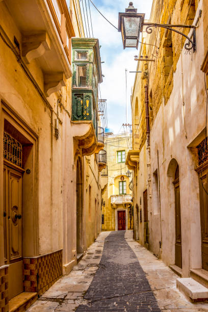 tipica strada calcarea a victoria, gozo,, malta - rabat gozo foto e immagini stock