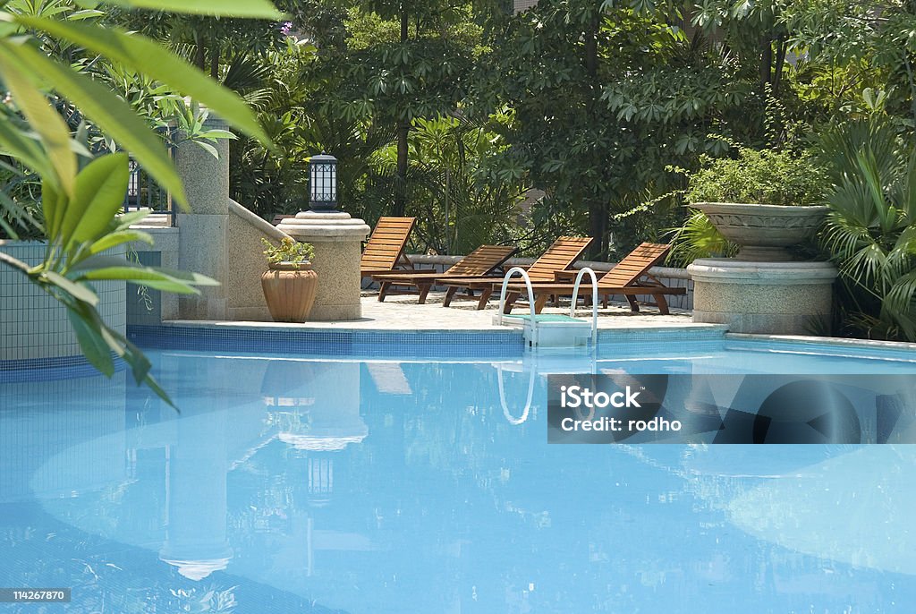 Chaiselongue und swimming-pool - Lizenzfrei Schwimmbecken Stock-Foto