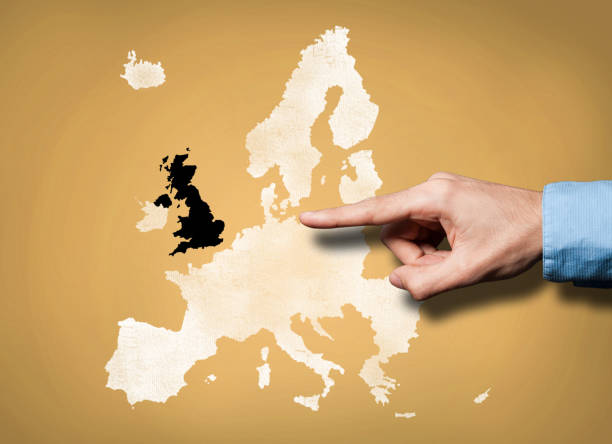 유럽 연합 지도/브 렉 시트/옐로우 보드 개념에 남성 손 표시 (자세한 내용을 클릭 하십시오) - scotland cyprus 뉴스 사진 이미지