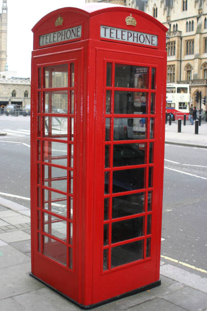 rote telefonzelle in london - telephone cabin london england telephone booth stock-fotos und bilder