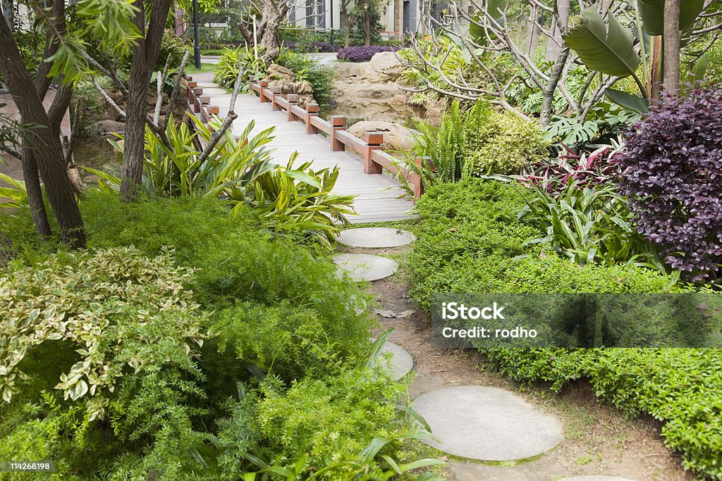 foootbridge en el jardín - Foto de stock de Aire libre libre de derechos