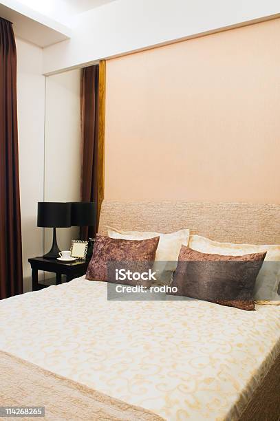 Hotelzimmer Stockfoto und mehr Bilder von Bauwerk - Bauwerk, Behaglich, Bett