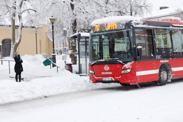transporte público en autobús - public transportation winter bus front view fotografías e imágenes de stock